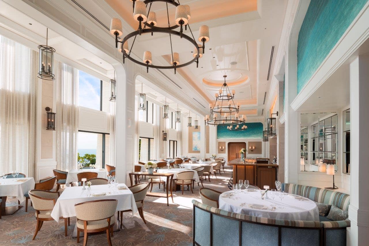イノベーティブ・レストラン「シルー（SHIROUX）」は解放感ある贅沢な空間で、“マリン・ラグジュアリー”を演出する。