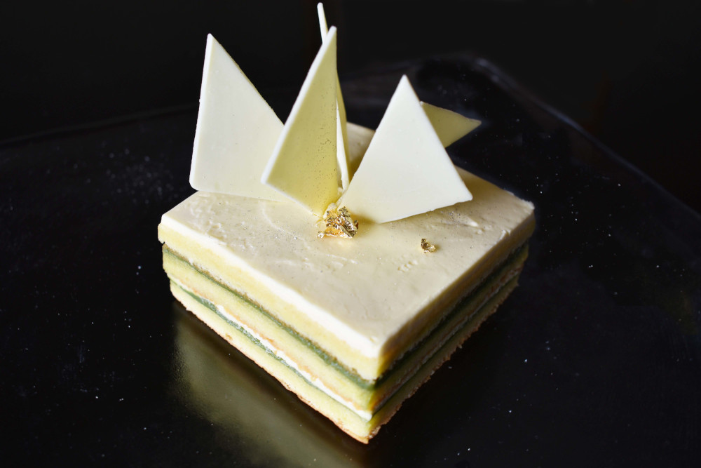 ピスタチオと抹茶、ホワイトチョコレートの層が重なるオリジナルケーキ『かさね～kasane～』。