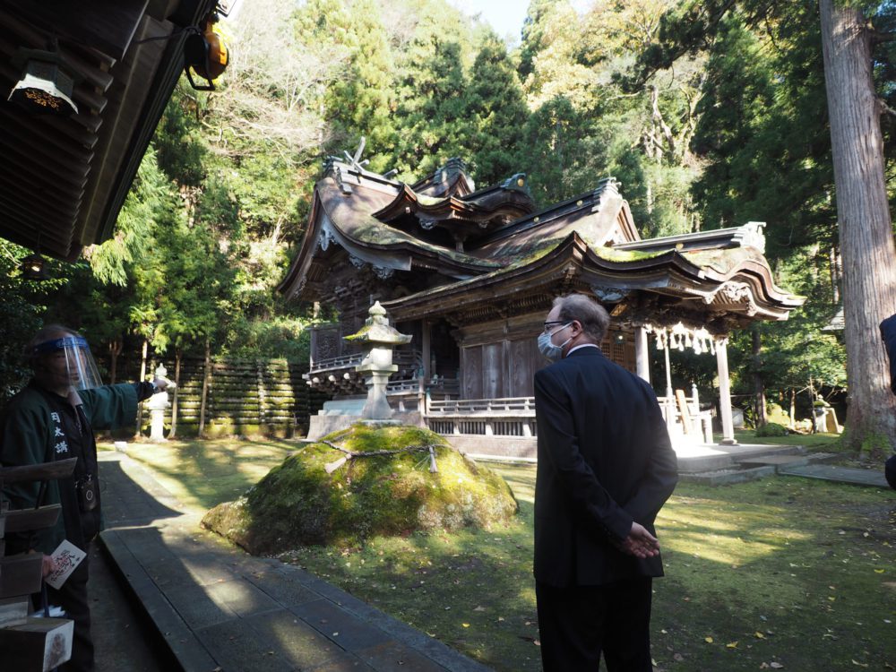 紙の神様として知られる、越前市の岡本・大滝神社を訪ねるシュシャン氏。今回のコラボレーションの実現に向け、氏は何度も福井に足を運び、福井に対する想いを、より深く募らせた。