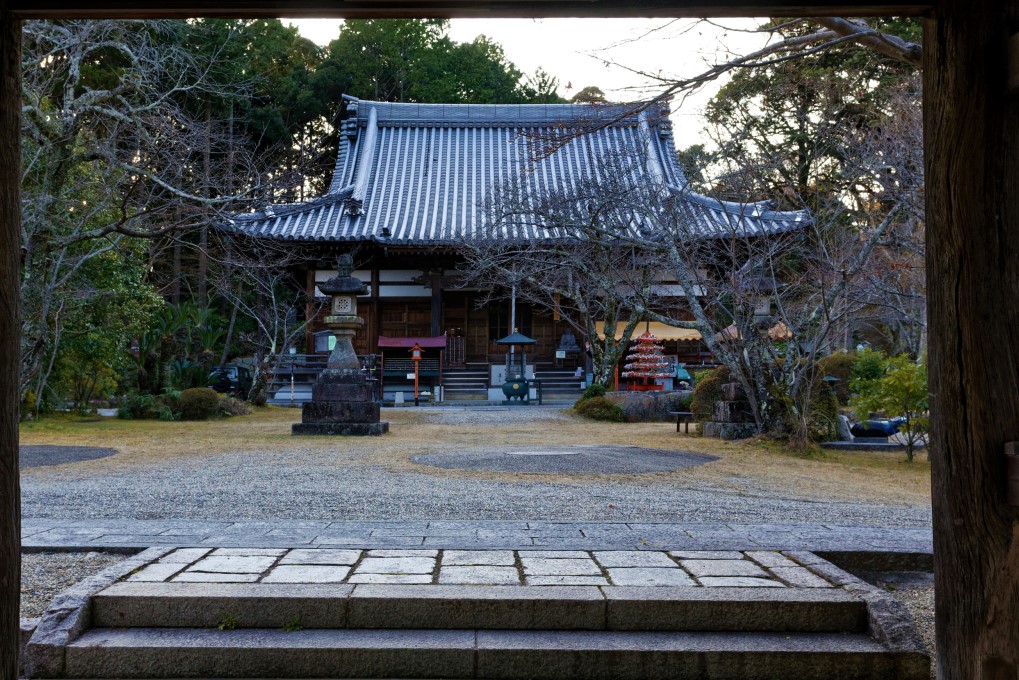 As there are few people in winter’s Kaijyusenji Temple; we can appreciate it without any distractions. 