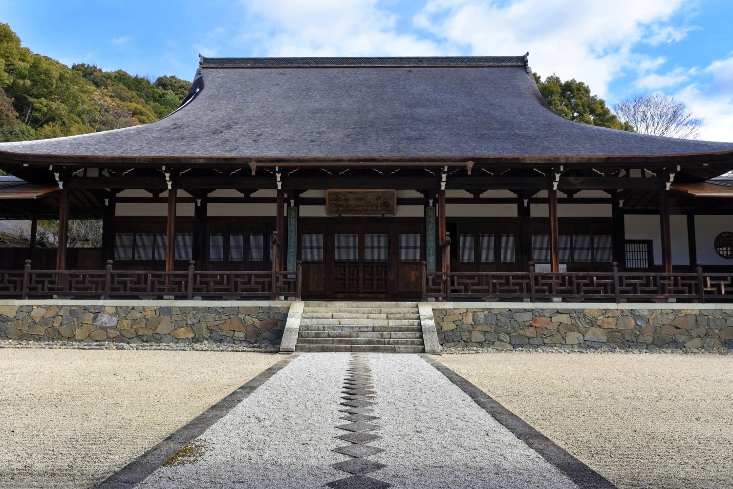 This hall is an important cultural heritage. As a matter of fact, the two characters “法堂” was written by Ingen Zenji. The columns on the front of the hall are engraved with the mark of 卍 (svastika).