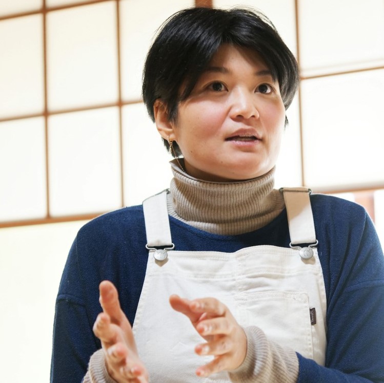 Ms. Noriko，the young proprietress, makes dishes with enticing color, aroma, and taste.