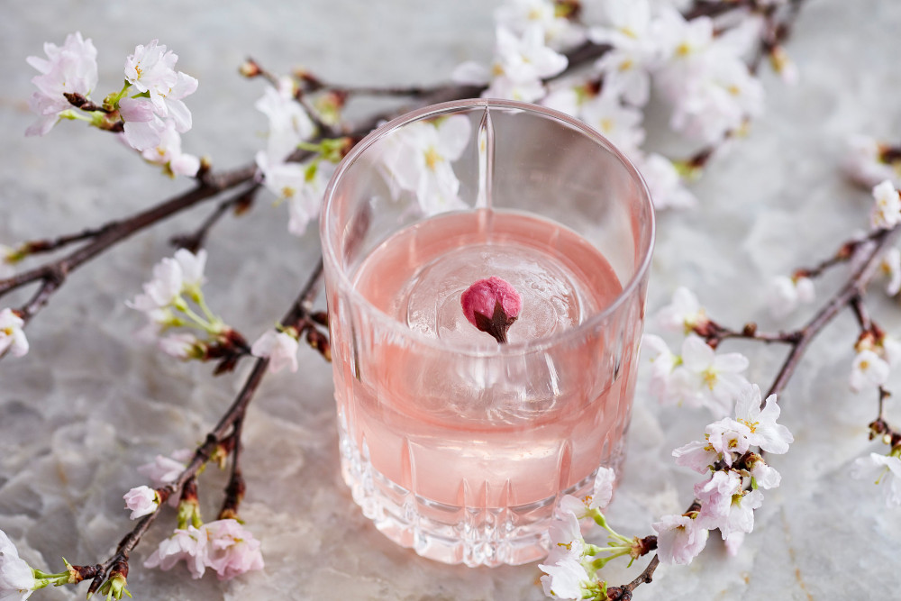 『さくらソルティードッグ』2,200円（税・サービス料別）は、桜の花を使ったジンをベースに、はちみつや柚子など和のテイストを合わせたオリジナルカクテル。