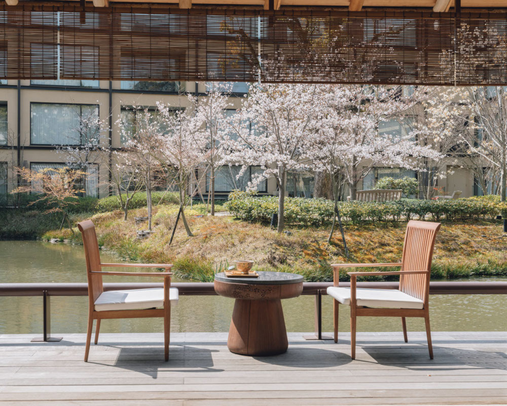 数寄屋造りのラウンジ「楓樹」では、日本庭園「積翠園」の桜を目の前で眺められる席がおすすめ。