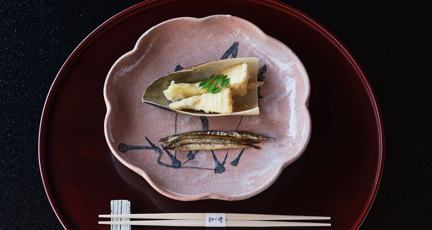 人間国宝の12代中里太郎右衛門（故人）による唐津焼に筍の天麩羅をのせて。「use（使う）」「museum」を掛け、美術館クラスの器を実際に用い、一流料理人が料理を盛るという、贅沢な食イベント「USEUM SAGA」。
