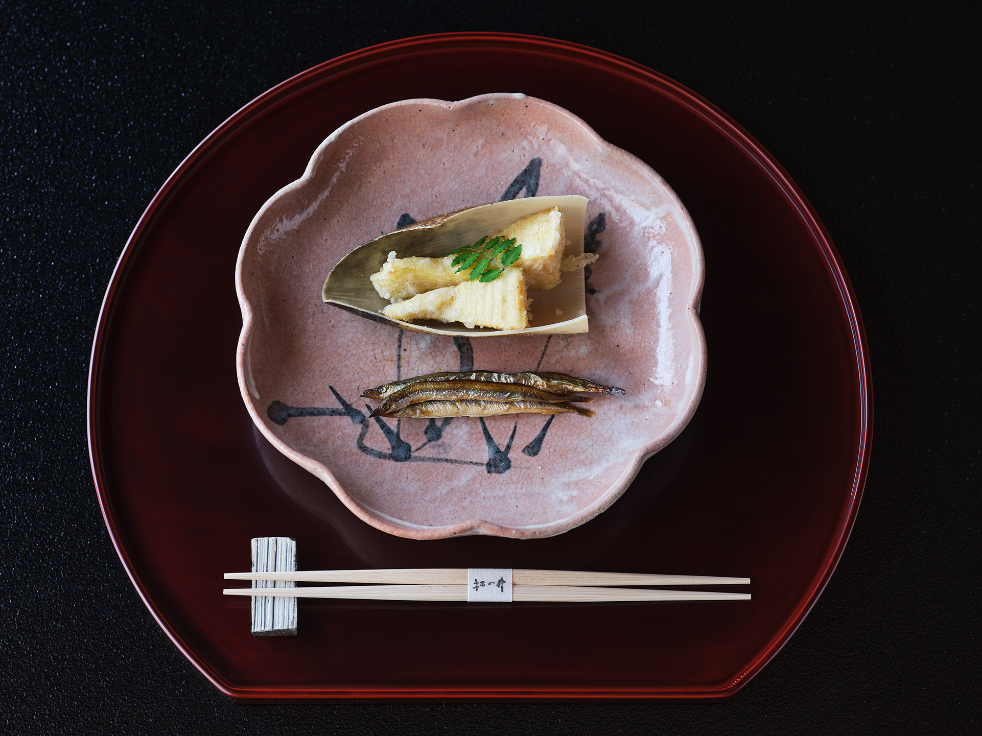 人間国宝の12代中里太郎右衛門（故人）による唐津焼に筍の天麩羅をのせて。「use（使う）」「museum」を掛け、美術館クラスの器を実際に用い、一流料理人が料理を盛るという、贅沢な食イベント「USEUM SAGA」。