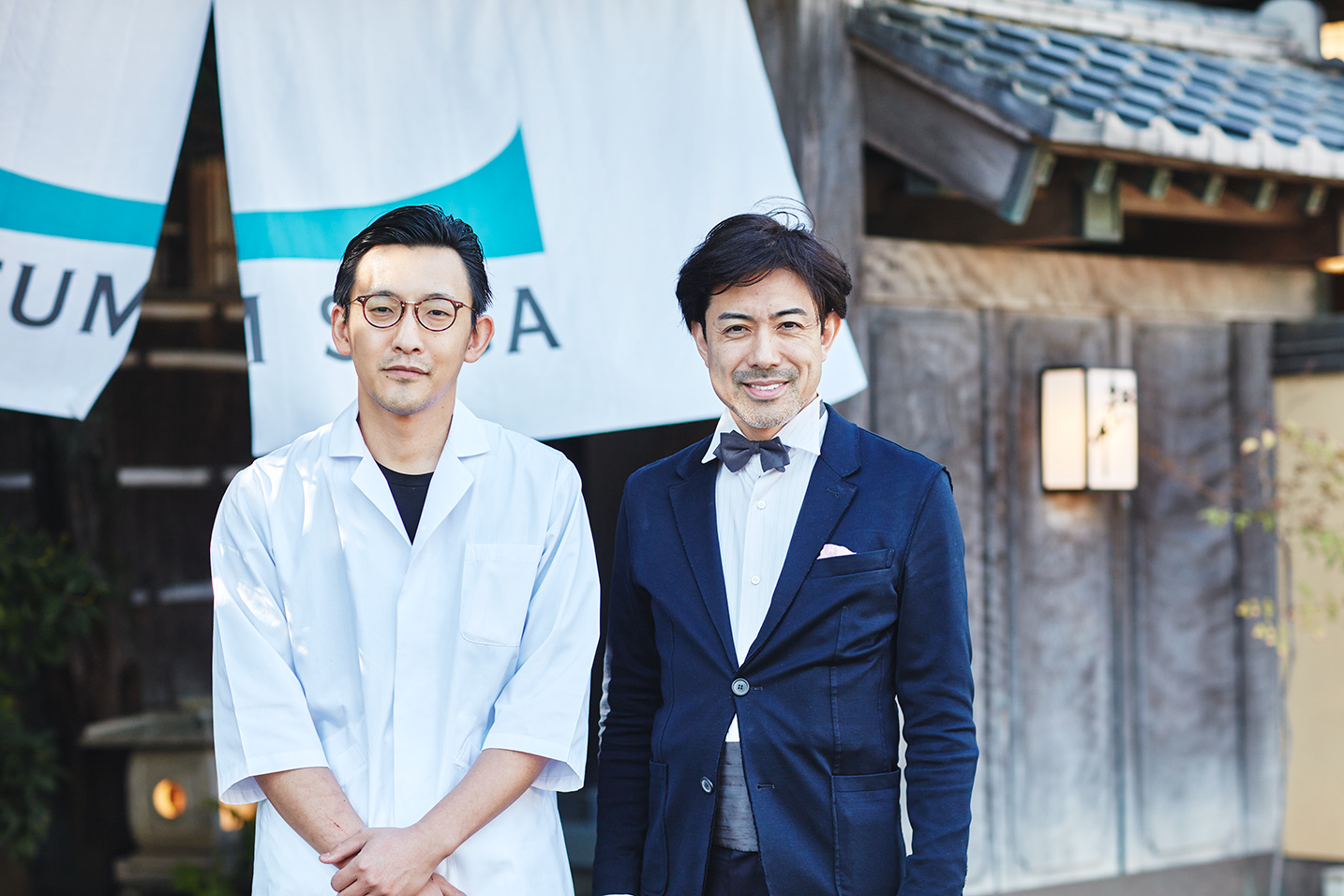 唐津「料理の宿 松の井」の料理長、森次庸介さん。右は東京から駆け付けたソムリエ／ワインテイスターの大越基裕さん。