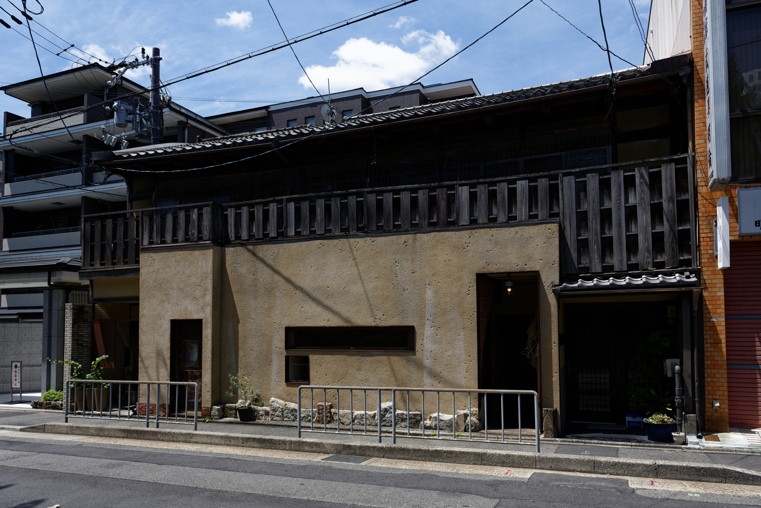 築100年近い日本家屋を生かした店舗。中は外観からはまったく想像できない空間が広がる。