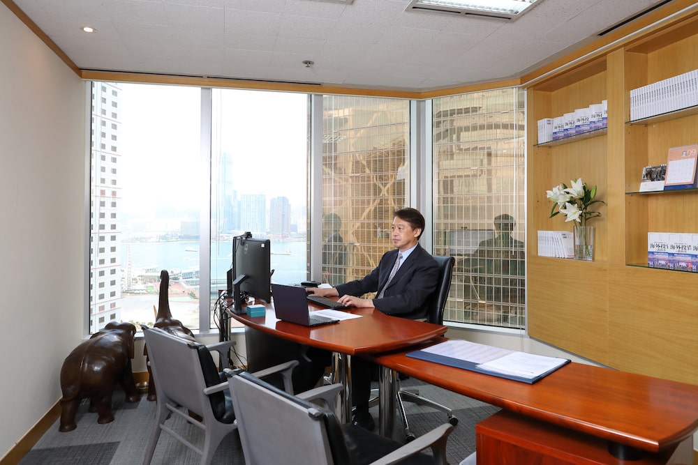 オフィスは香港の街を眺める高層ビルに位置する。