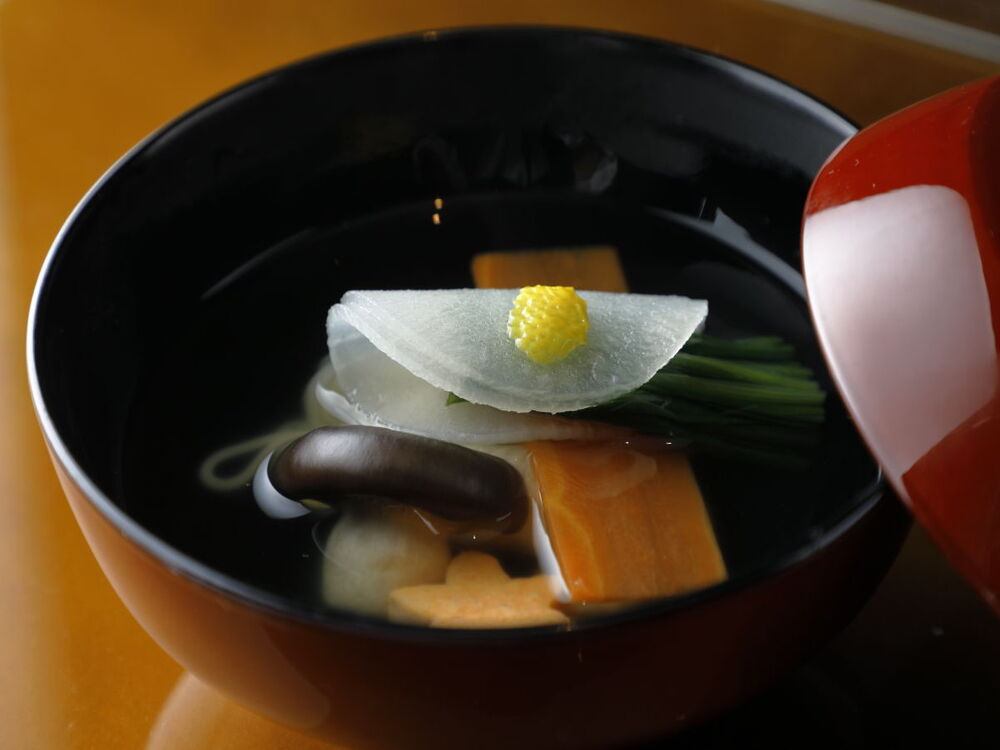 吸物には、奈良の名物である三輪素麺をしのばせて。柚子の香りが鼻孔をくすぐる。（ディナー「高麗笛」10月の献立より・撮影＝伊藤信）