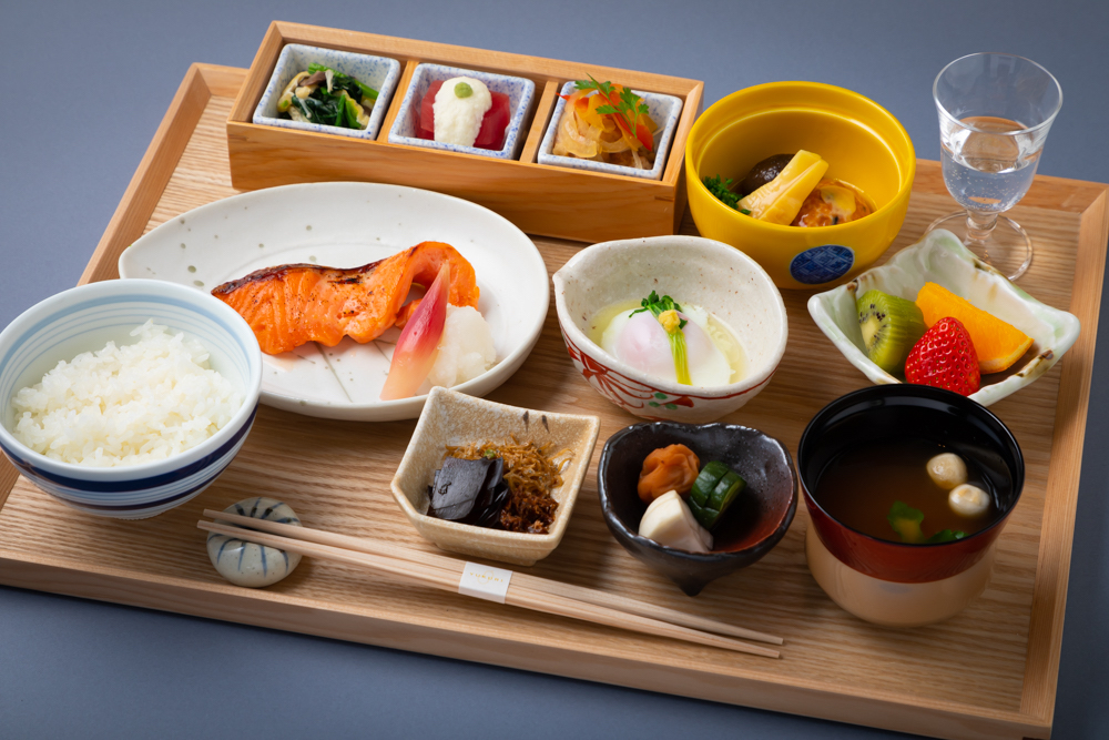 日本料理「縁（ゆくり）」の人気和朝食は数量限定で3000円。