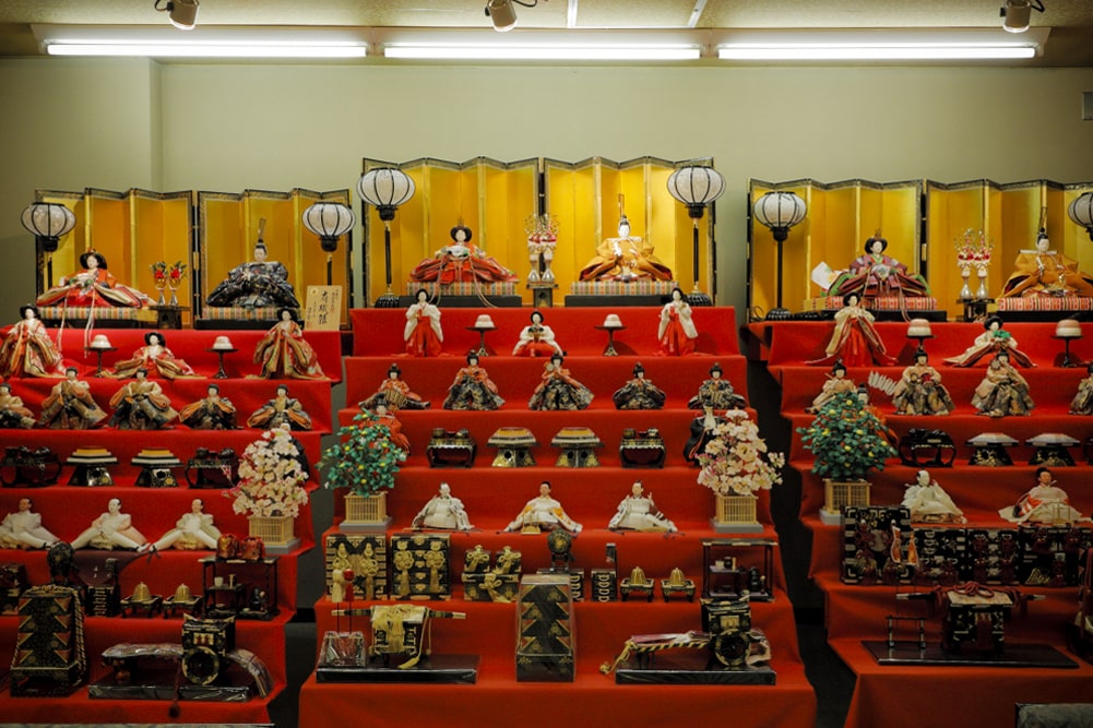 「田中人形」の店舗を華やかに彩る豪華な七段飾り。京都の雛飾りは、宮中のしきたりに則り女雛が向かって左。