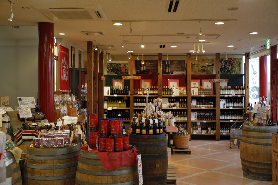 ワイナリー限定のワインをはじめ、丹波地方の特産物やワイングッズなど、ショップの品揃えも充実。