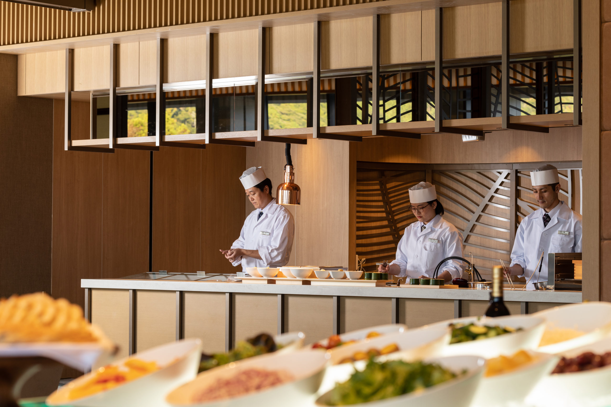 寿司や天ぷらなど、作り立ての料理を味わうことができる、「洛空」のライブキッチン