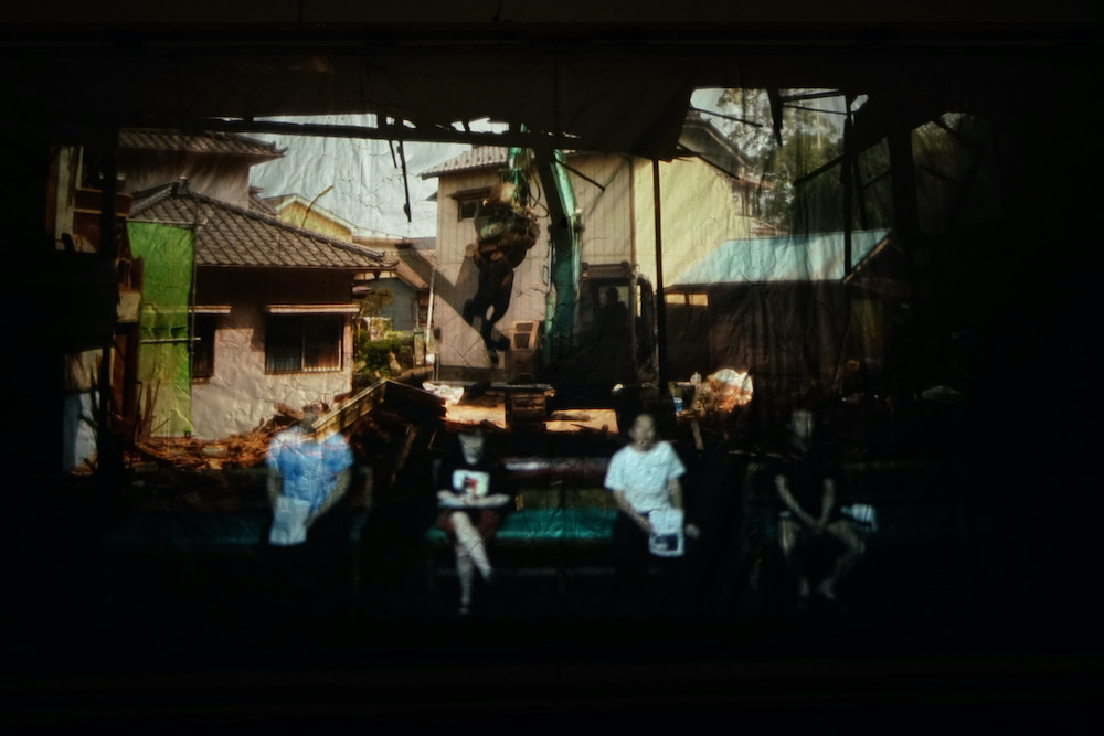 竹内公太《三凾座の解体》 2013、映像インスタレーション