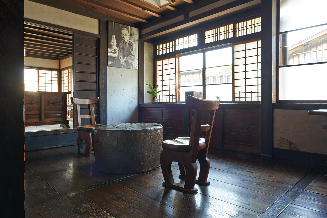 民藝をこよなく愛した河井寬次郎好みの空間が広がる。椅子やテーブルなども彼が設計した。（©河井寬次郎記念館）