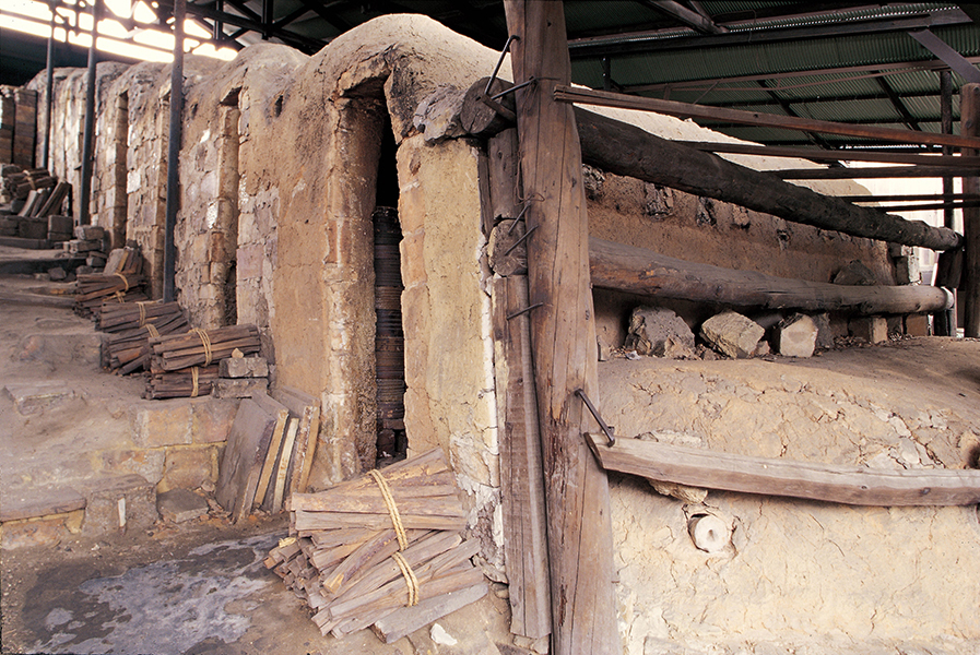 詰まれた薪など、当時のままの状態で保存されている奥行15メートル登り窯は、圧倒的な存在感で迫ってくる。（©河井寬次郎記念館）
