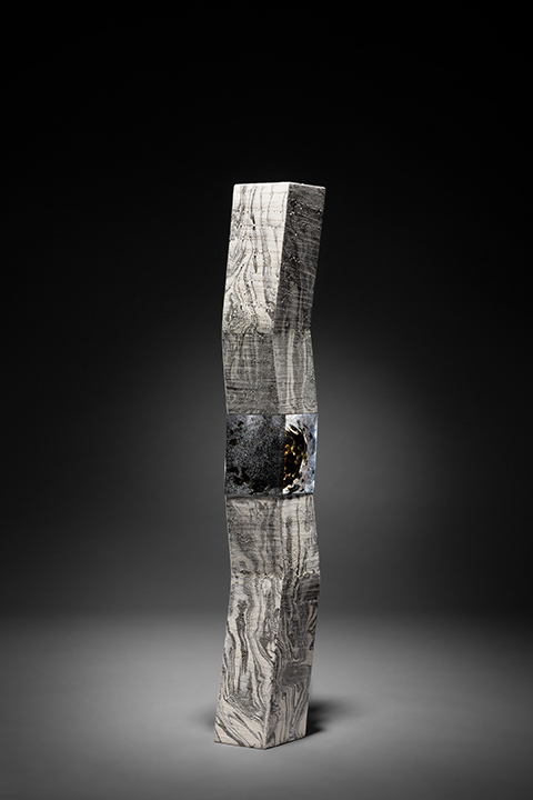 近藤高弘作　Monolith―Wave―　近藤高弘は陶芸の域を脱した 現代アーティストとして国際的に知られている。（©近藤悠三記念館）