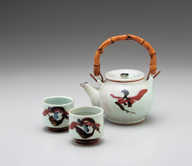 「民藝運動」の中心メンバーとして活躍した河井寬次郎は、昭和初期には小皿や茶碗など暮らしの中に溶け込む作品を数多く手がけた。©河井寬次郎記念館