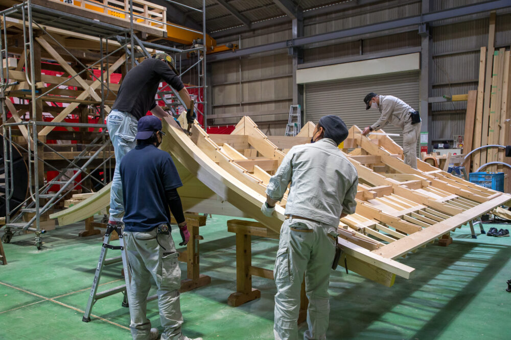 釘などの金具を一切使わず、木材と木材の組み込みだけで屋根や胴体を 組んでいく。卓抜した技術を持つ「安井杢」の職人だからこそなし得る作業。