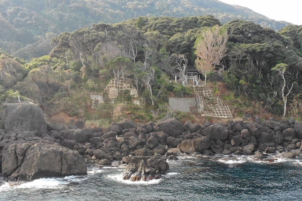 断崖絶壁に建つ新井崎神社を海から見る。