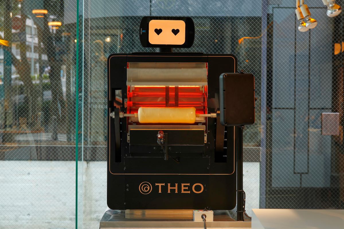 バウムクーヘン専用AIオーブン「THEO」。食の未来をテーマにした名古屋の複合施設「バウムハウス」ではTHEOで焼き上げたバウムクーヘンの販売もしている。