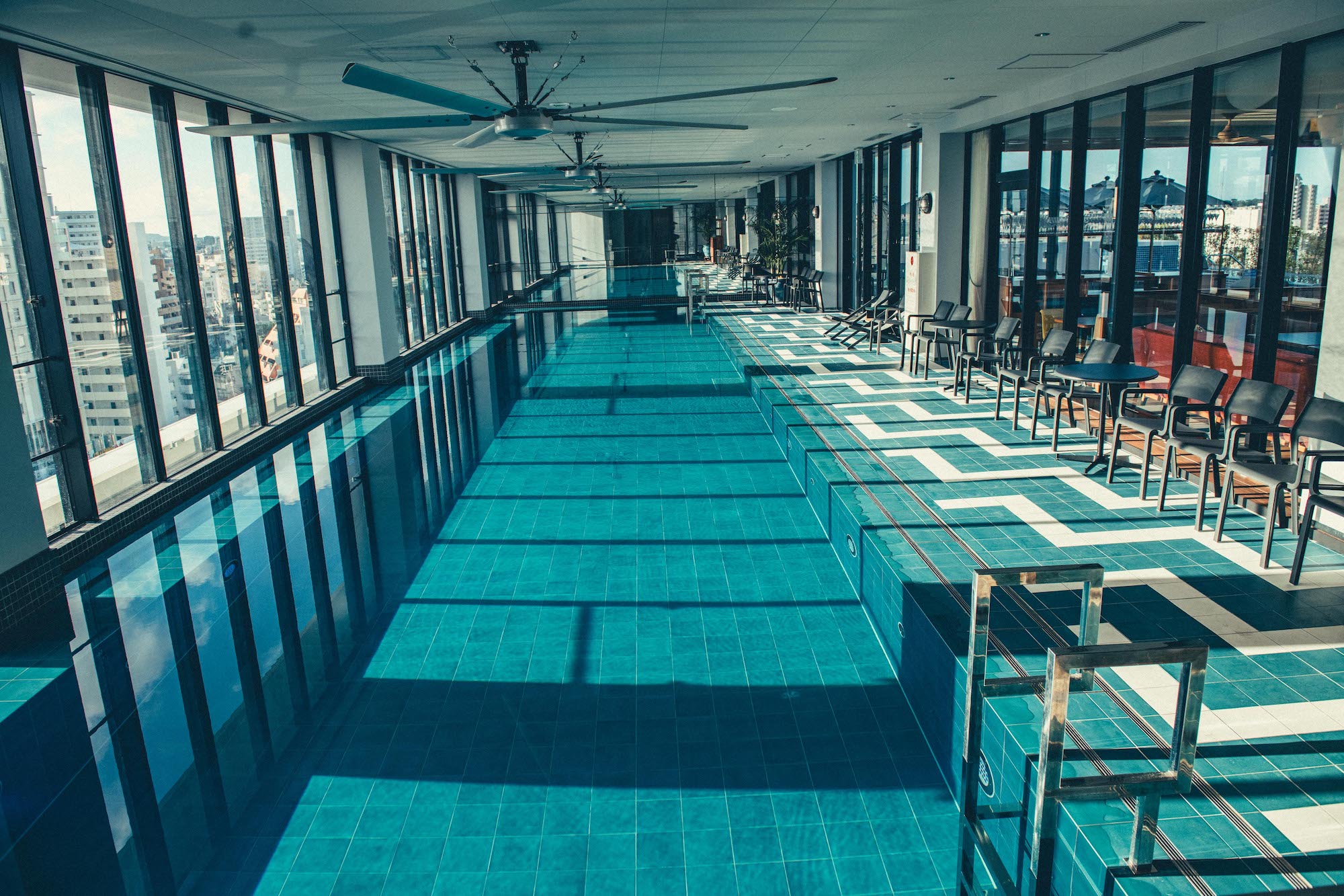 沖縄の街並みを眺めながら泳ぐことができる、屋内プール。