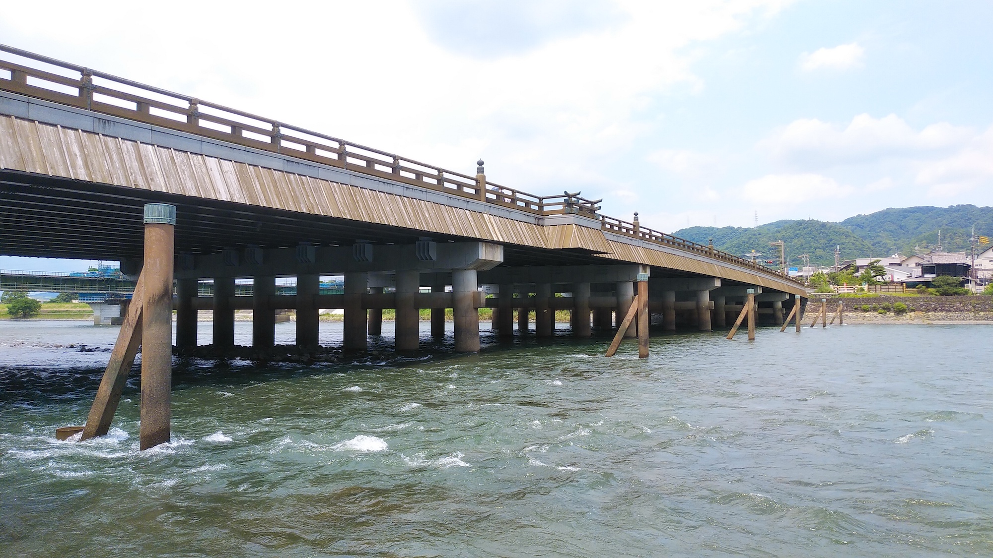 646年に初めて架けられたとされている、日本最古の橋とされている「宇治橋」。