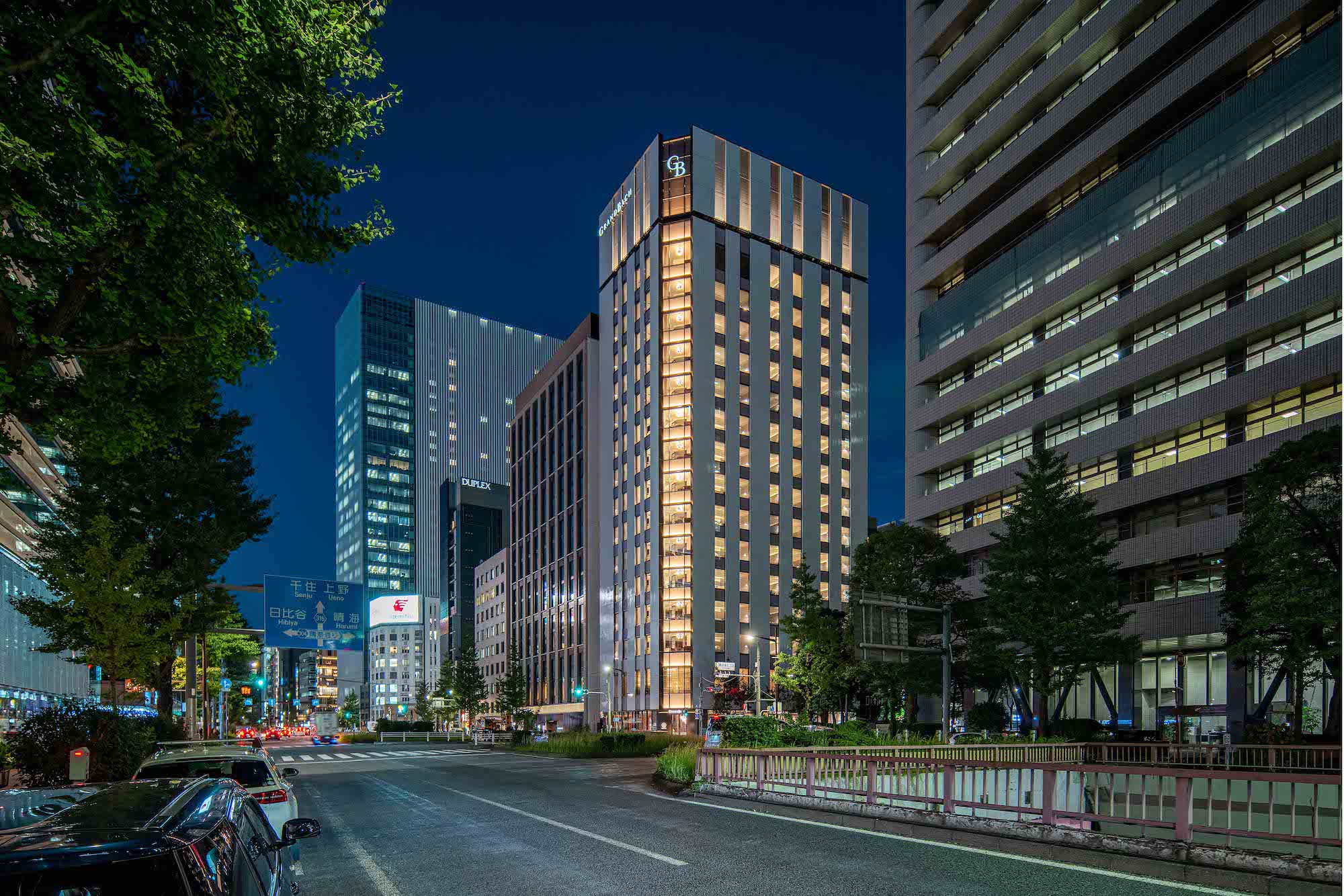 昭和通りとみゆき通りの交差点に建つ「グランバッハ東京銀座」。