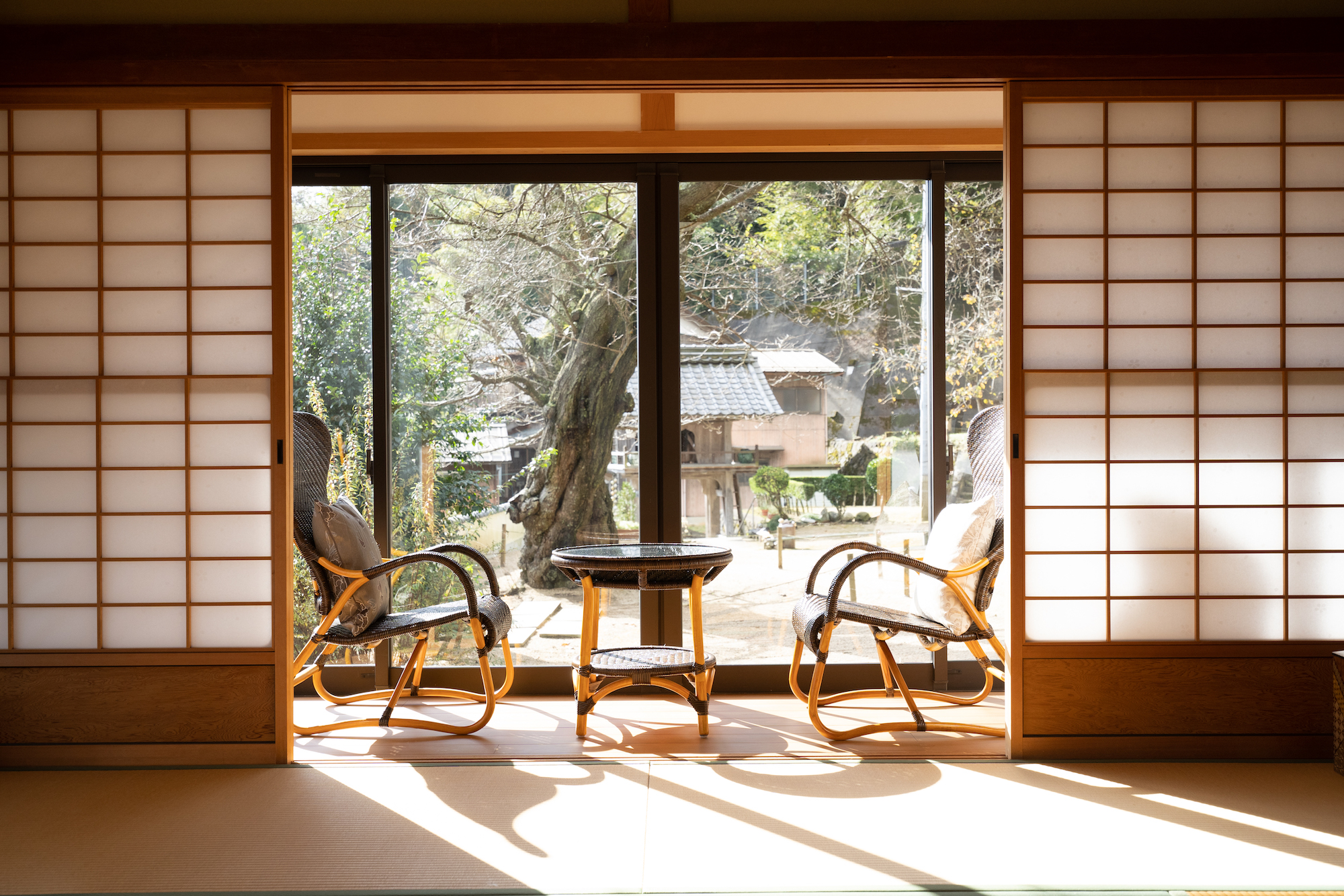 「一本桜のお寺」の宿坊。「日本のベネチア」と称される「伊根の舟屋」の中心に位置し、その美しい景色に心が洗われる。