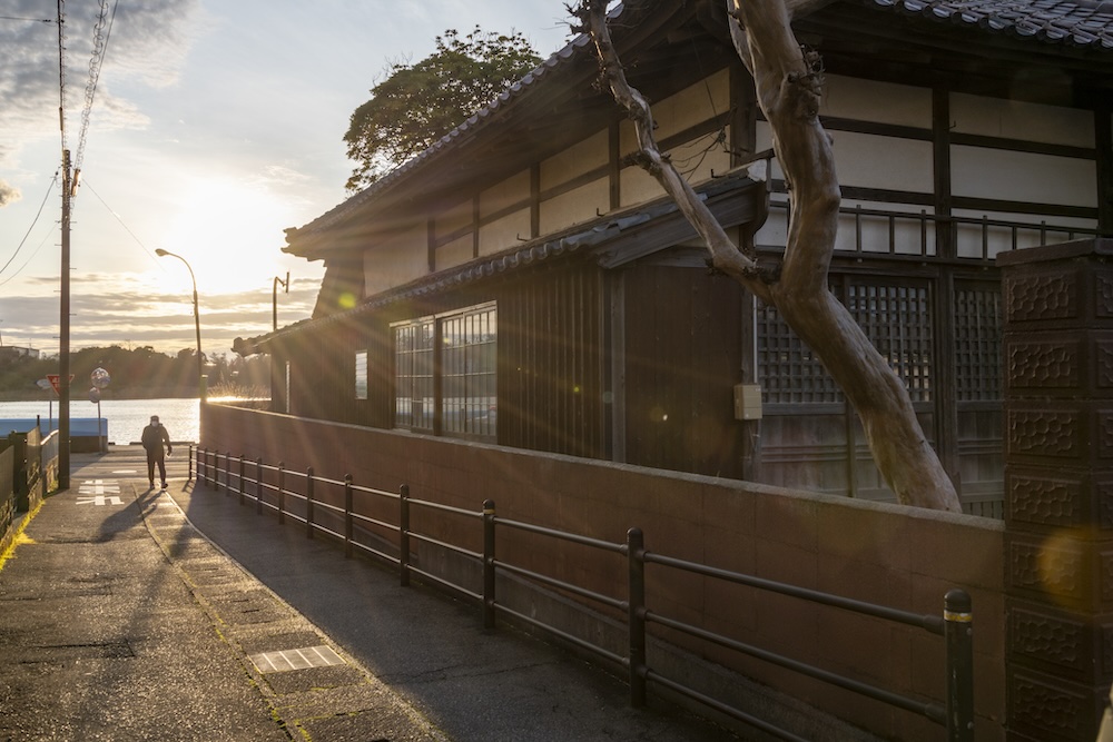 風情ある日本家屋とその脇を通る路地を抜けると、そこにはかつて北前船が行き交った三国の港が広がる。