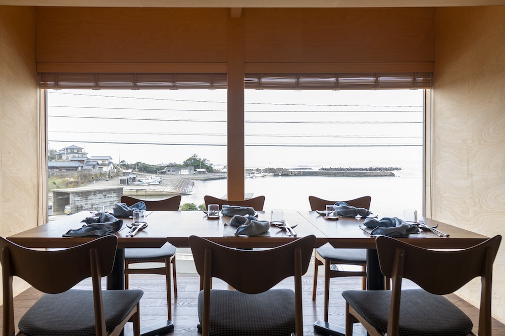 一面のガラス窓からの素晴らしい日本海の眺めも、ごちそうのひとつ。