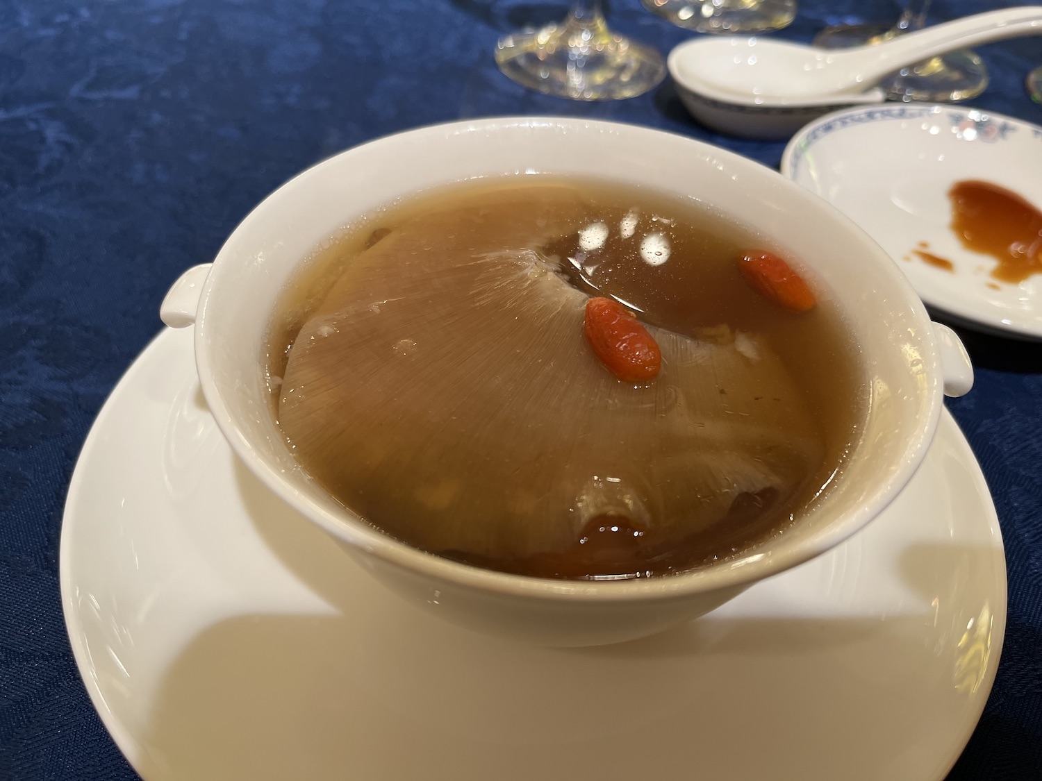 「正宗佛跳牆」は高級感物と薬草から出汁をとったスープ。