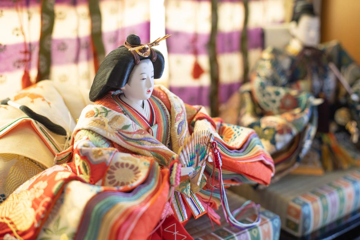京都と東京では、飾る時期も飾り方も異なる雛人形。同じ日本でも これだけ風習の違いがあるのは興味深い。