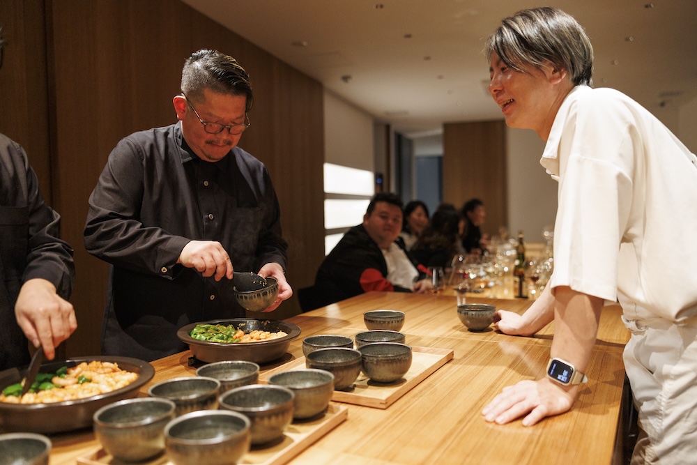 厨房と客席はひと続きというダイナミックなターブルドットスタイル。ゲストが見守る中、福山シェフ（左）と小林シェフ（右）は、朗らかに料理を仕上げていく。