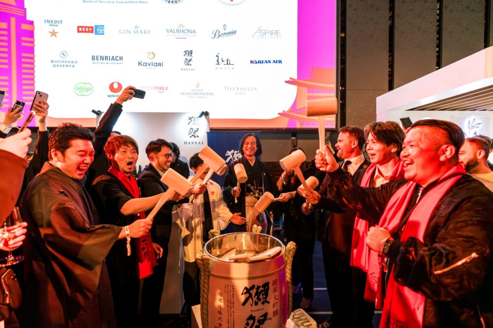 アワードセレモニー前には、日本唯一のオフィシャルスポンサー、旭酒造による「獺祭」の鏡開きが行われた。