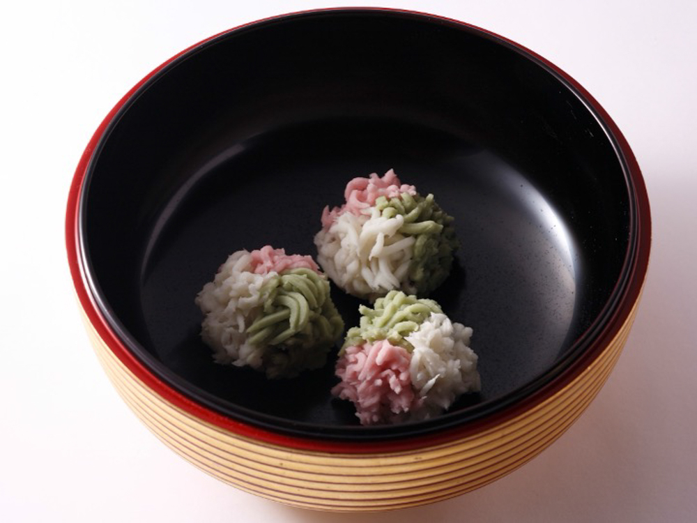 食籠に盛り付けられた金団風アイスクリーム