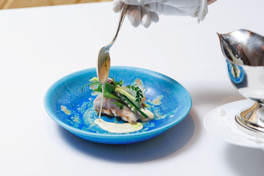 カリカリの鱗焼き モダンに仕立てた白ワインバターソース