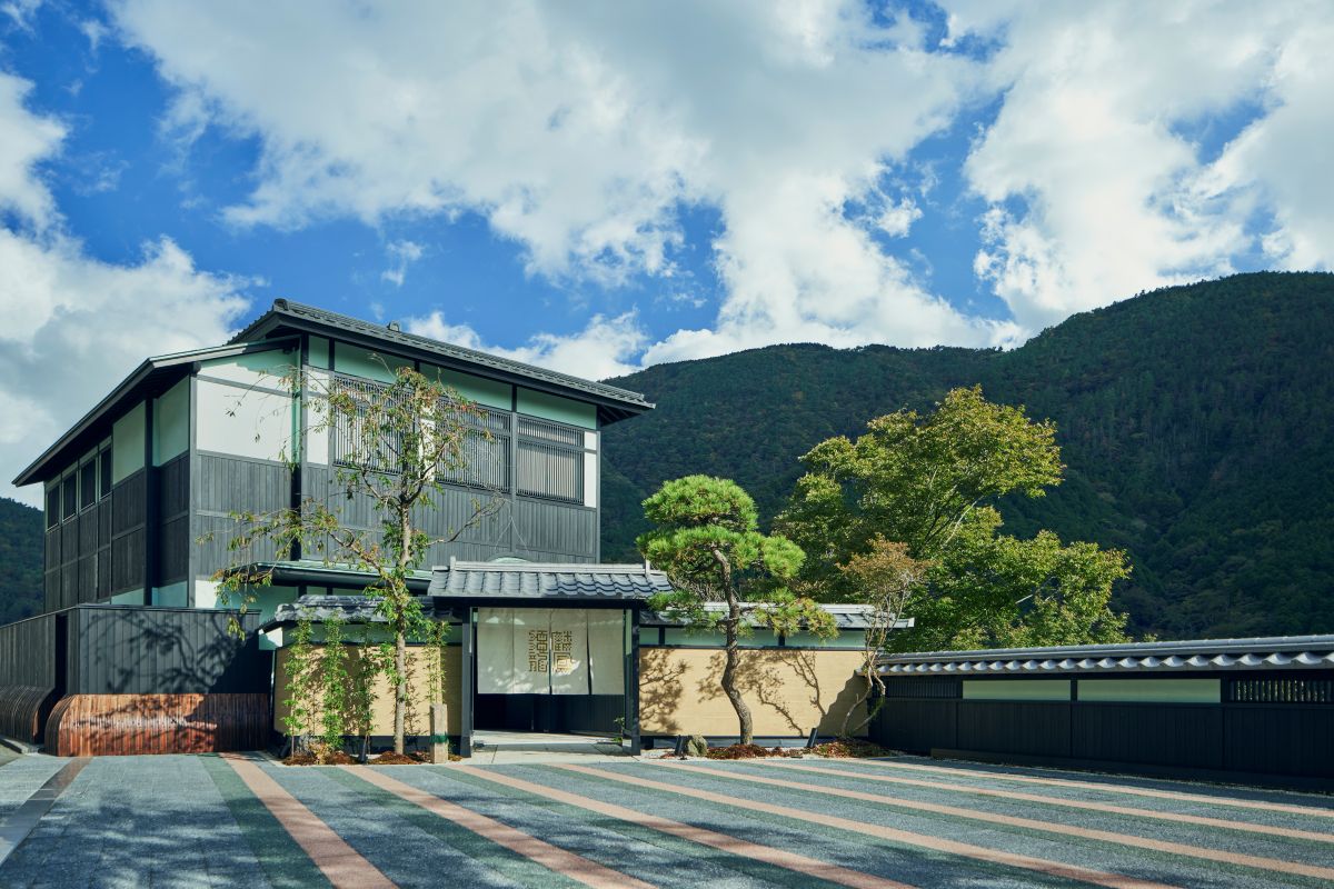 正面玄関から一歩先はまるで別世界。