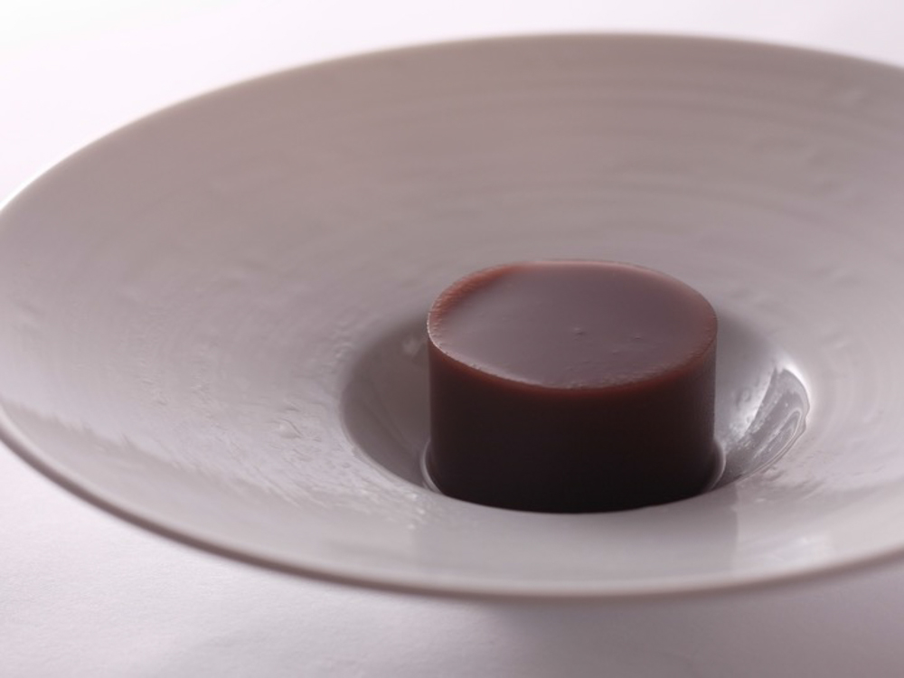 洋皿に盛られたチョコレート寒天