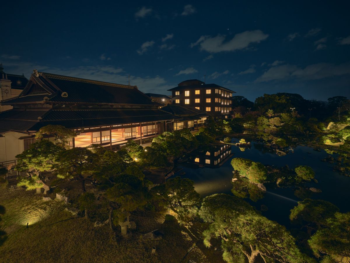 旅館は広大な日本庭園の中にある。