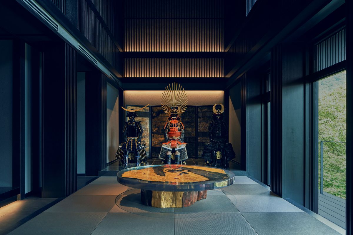 甲冑もあるが、アート作品はいたるところに配置されている。