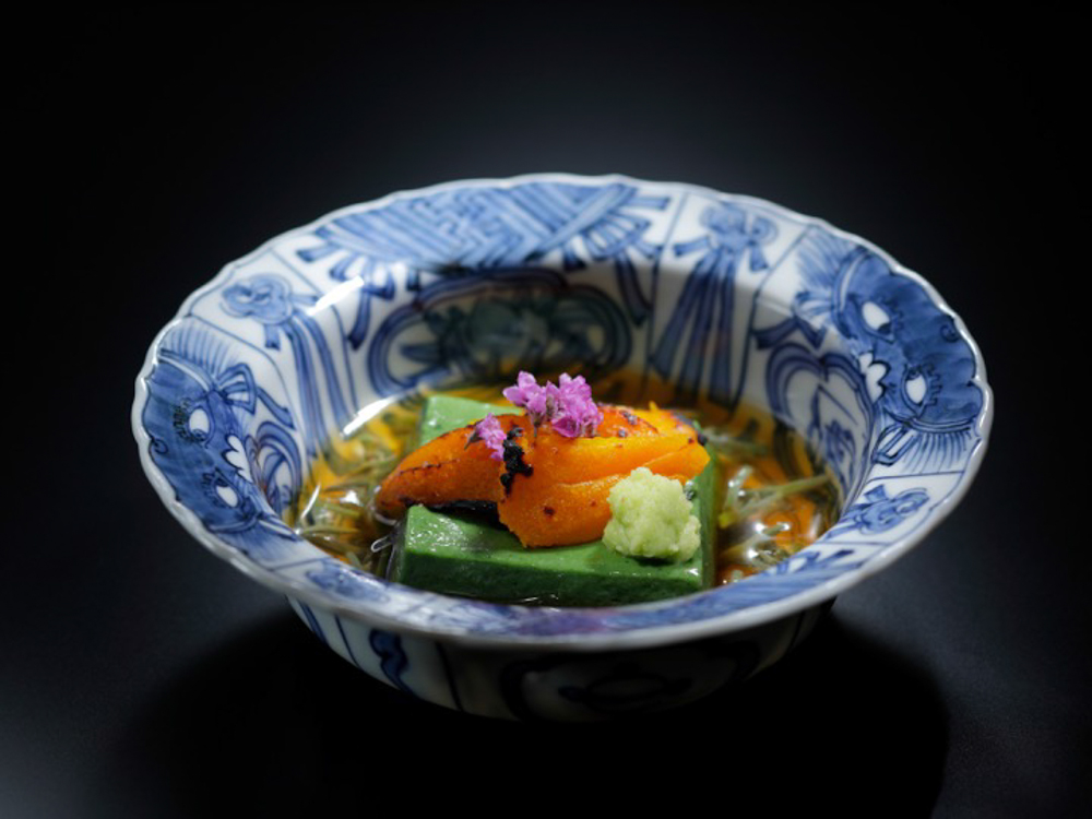 カボチャのペーストを雲丹に模した一皿