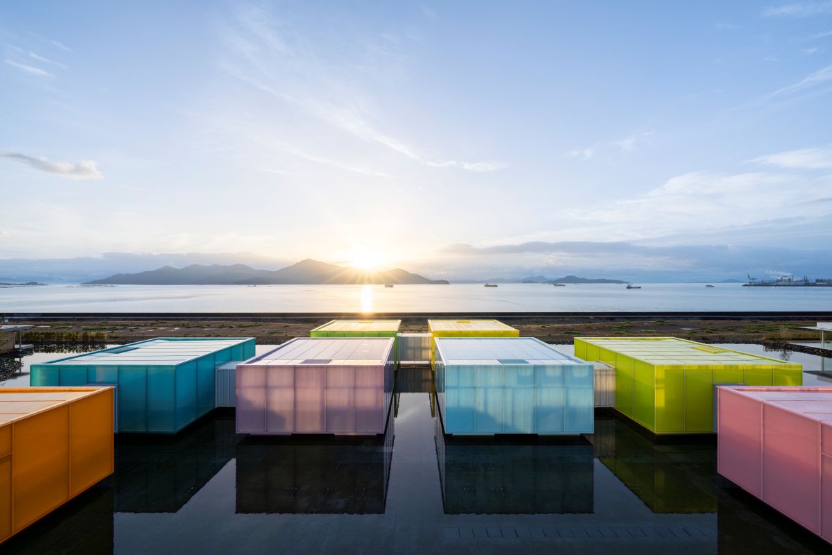 色とりどりの美しい美術館。