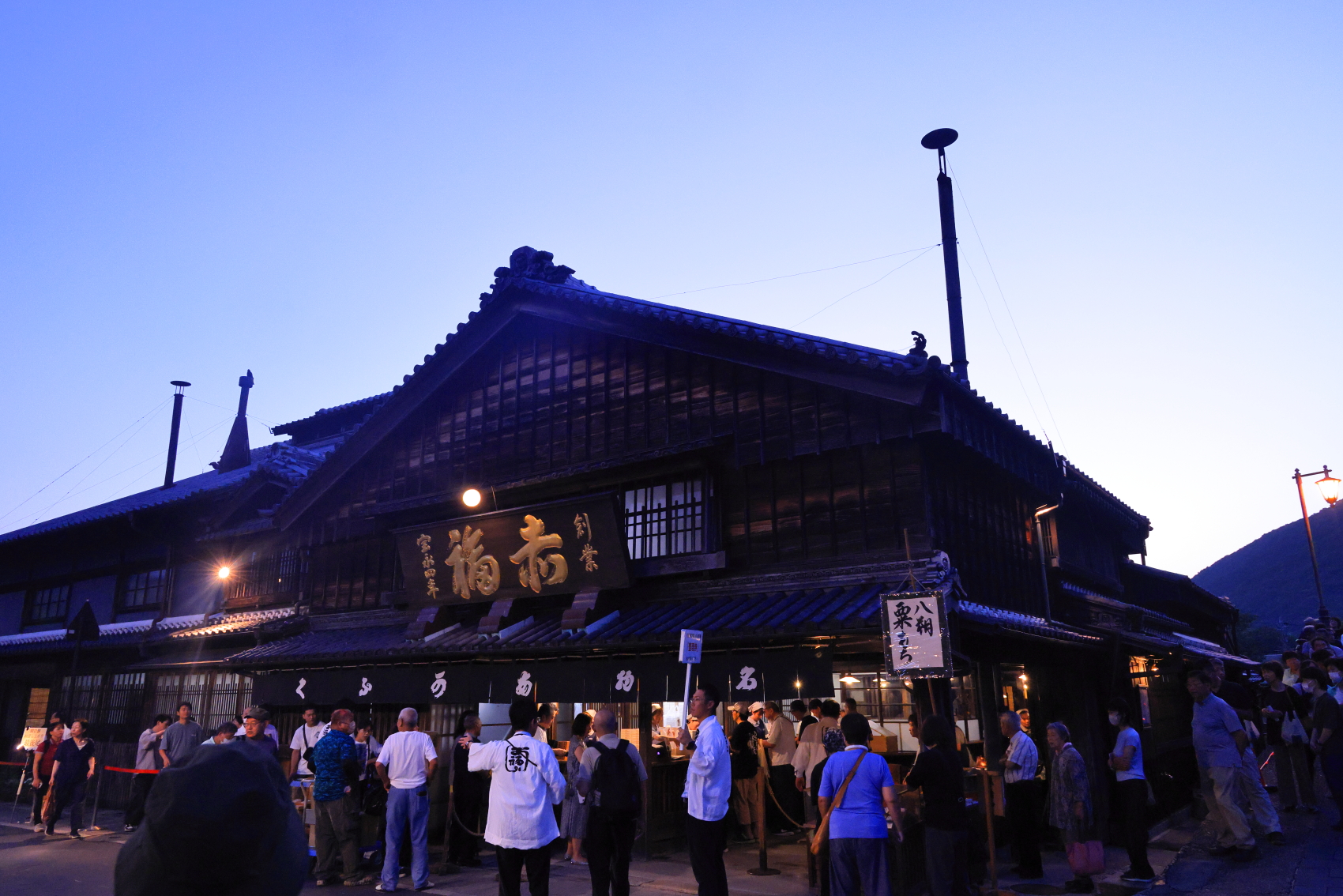 伊勢の老舗和菓子店「赤福」の前には、八朔餅を求める人たちでにぎわっている。