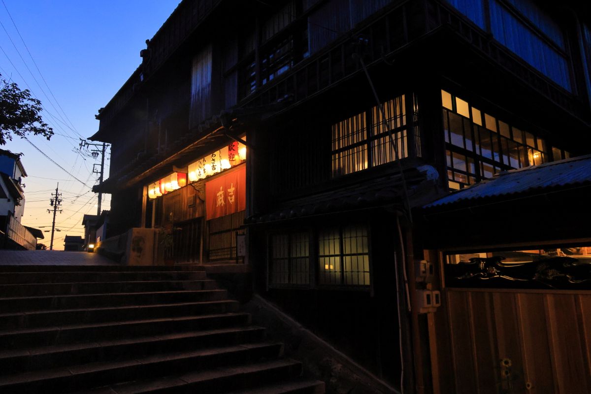 かつての歓楽街、古市の面影を残す麻吉（あさきち）旅館。