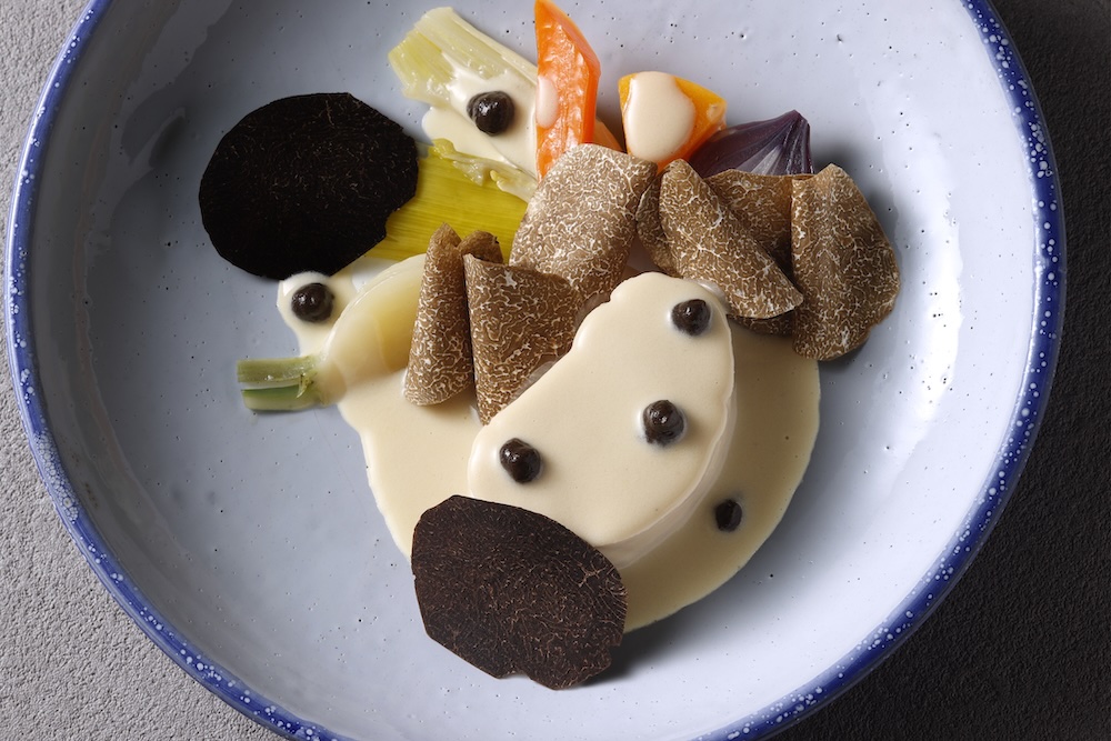 天城軍鶏と冬野菜 白トリュフ ソースアルビュフェラ