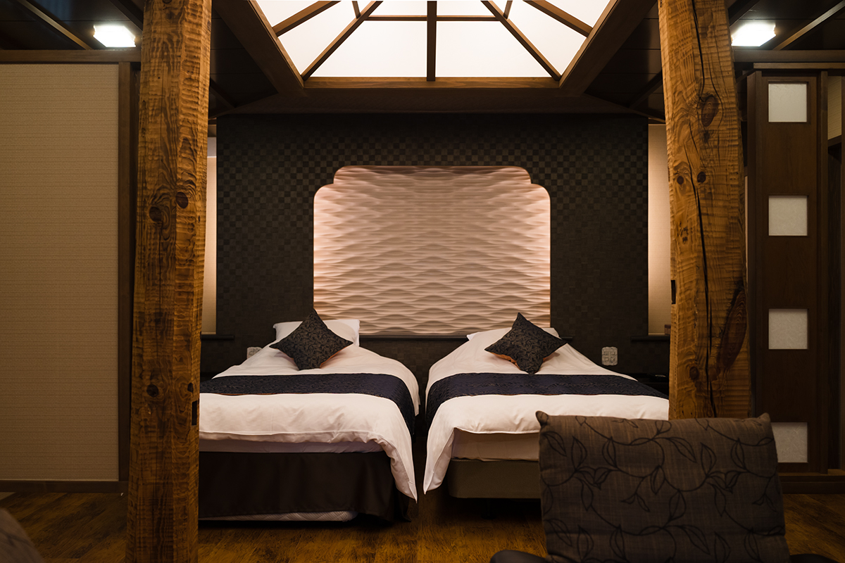 「露天風呂付洋室  和楽」の室内。