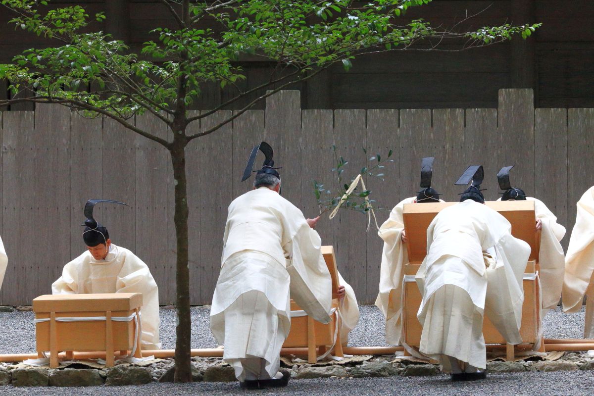 修祓では、お供えする神饌と奉仕員を祓い清める。