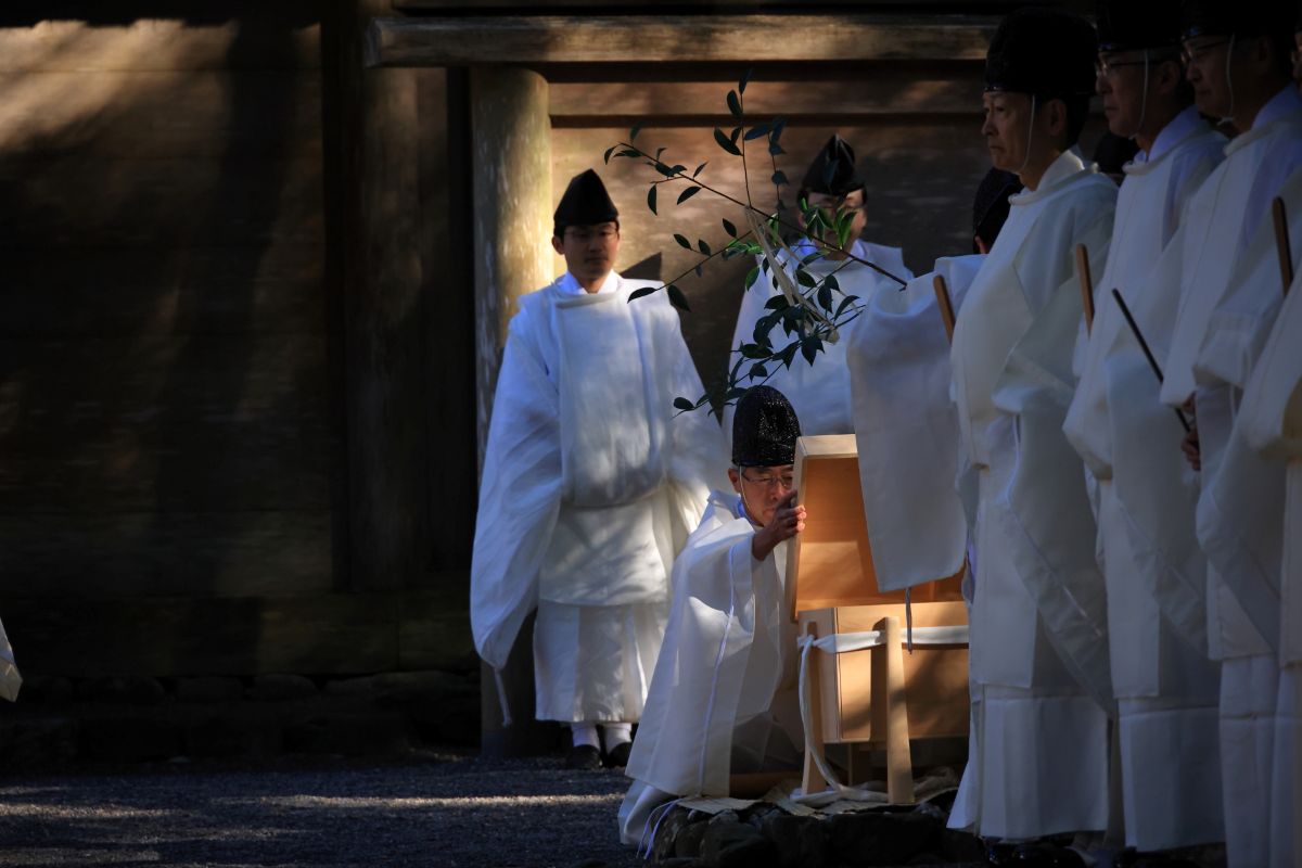 淡々と、そして粛々と進められる修祓。神職たちのたたずまい所作も美しい。